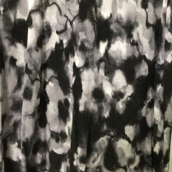 SALE Simply Vera Tunic Top Med.  Black&Gray  100% Rayon  31” long. Bundle & save - Picture 3 of 8